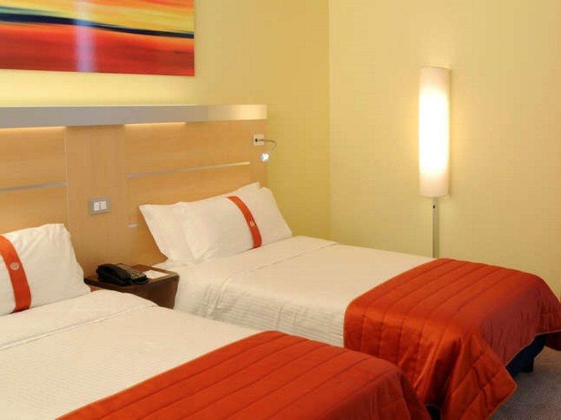 Idea Hotel Milano San Siro Exterior foto A room at a Holiday Inn in Madrid, Spain