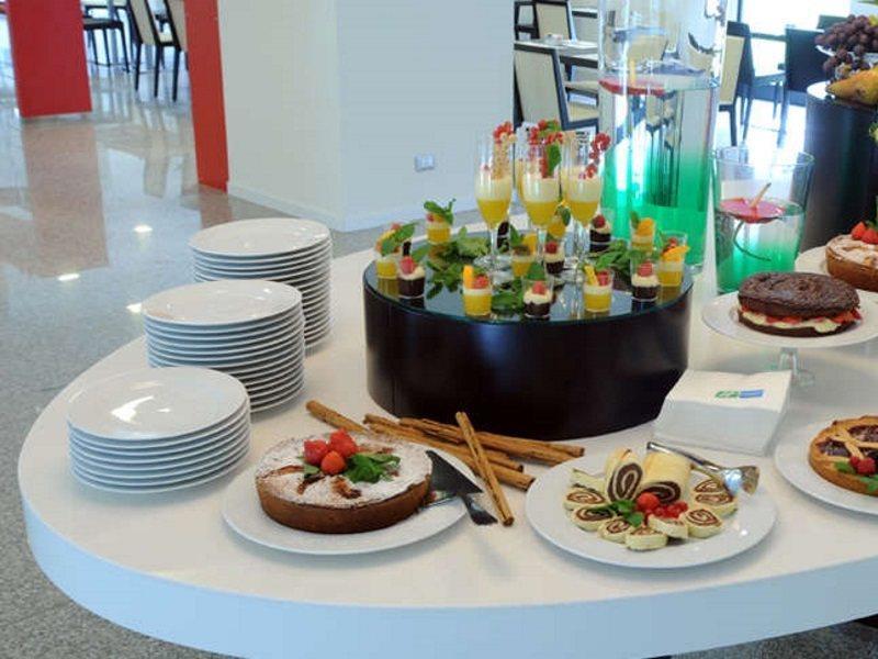 Idea Hotel Milano San Siro Exterior foto A buffet at a hotel