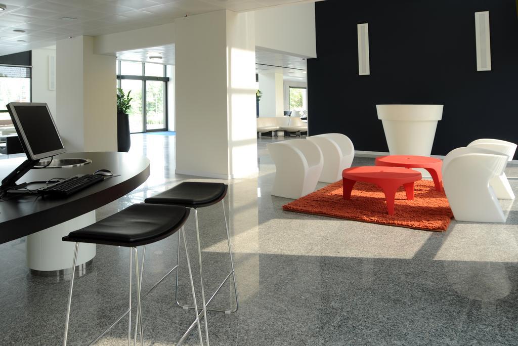 Idea Hotel Milano San Siro Exterior foto A polished concrete floor