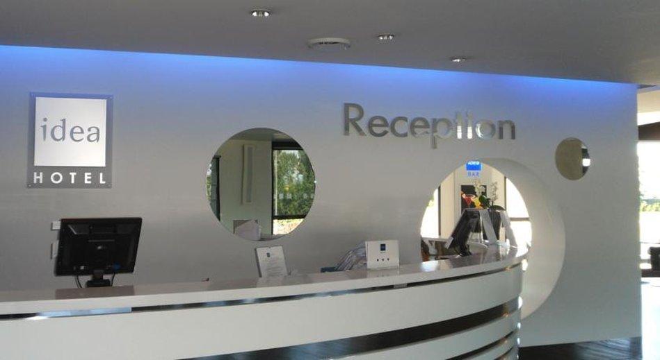 Idea Hotel Milano San Siro Exterior foto Reception desk of a hotel