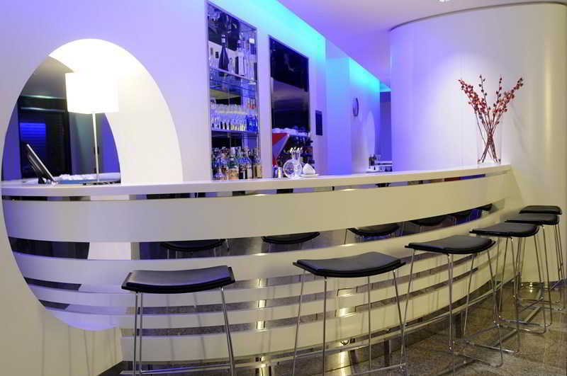 Idea Hotel Milano San Siro Exterior foto A bar in a modern hotel
