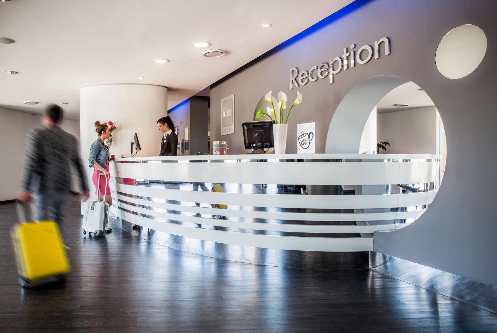 Idea Hotel Milano San Siro Exterior foto Reception desk