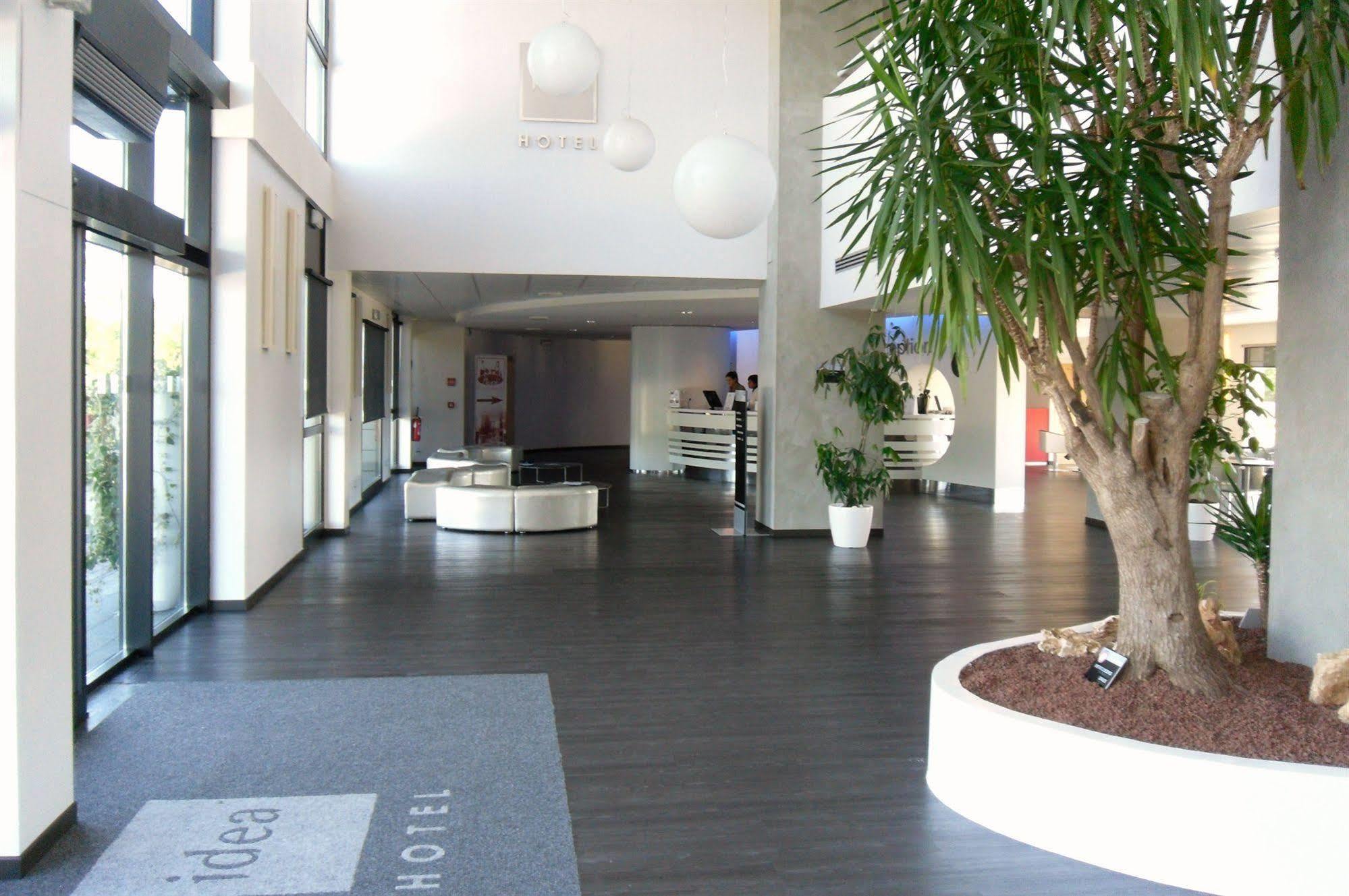Idea Hotel Milano San Siro Exterior foto Reception of a modern hotel