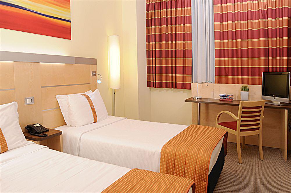 Idea Hotel Milano San Siro Exterior foto A room at a Holiday Inn Express in Vienna, Austria